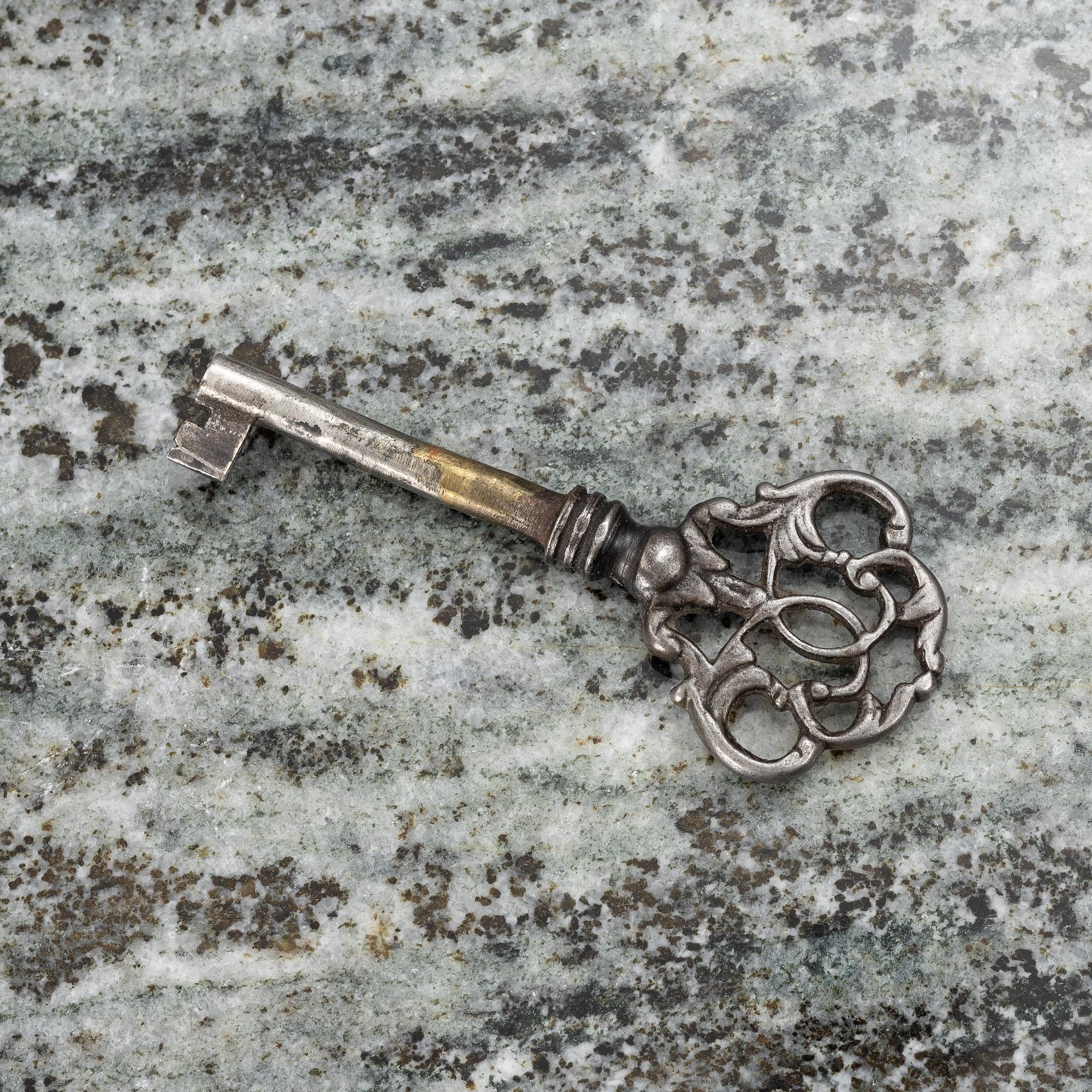 A Rococo style chest of drawers, first half of the 20th Century.