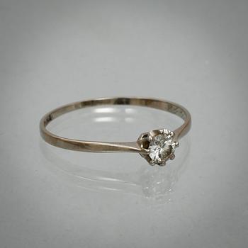 RING, 18k vitguld med briljantslipad diamant ca 0,16 ct. Vikt 0,9 g.