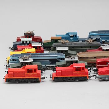 33 model locomotives by Lima, Italy, from the latter half of the 20th century.