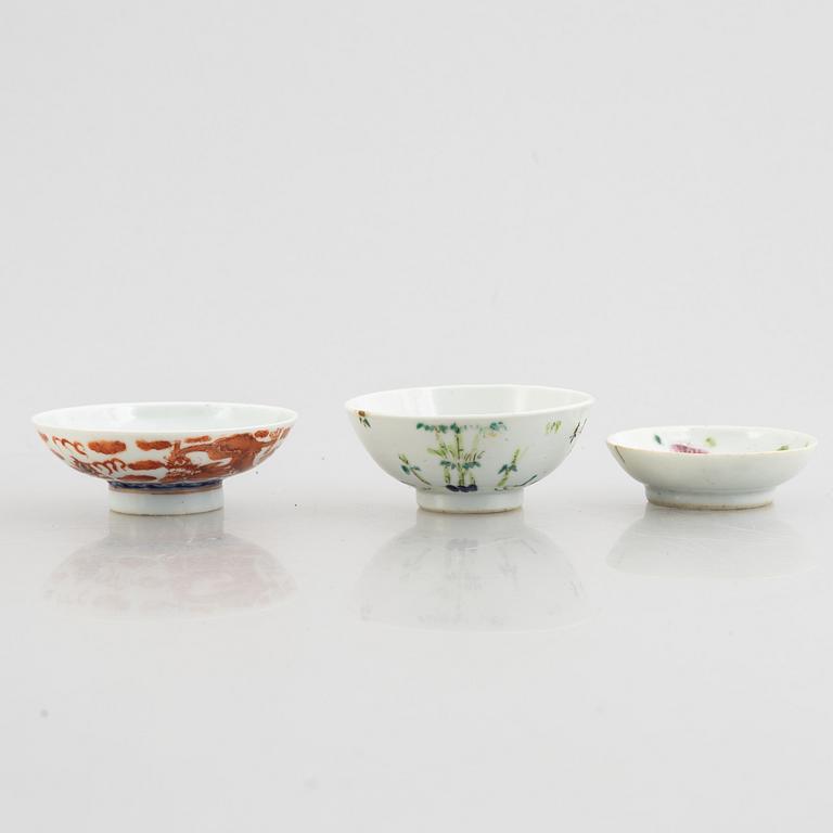 Two Chinese family rose porcelain bowls, Qing dynasty, 19th century.