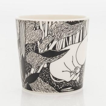 Muminmugg, "Mumintrollet dagdrömmer", porslin, Moomin Characters, Arabia 2005.