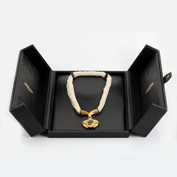 Pärlcollier med lås/hänge 18K guld med en fasettslipad safir vikt ca 10.50 ct.
