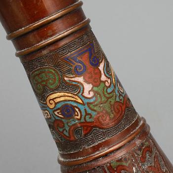 BORDSLAMPA. Cloisonné, brons. Kina, 1900-tal.