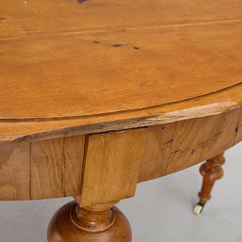 A late 19th century dining table.