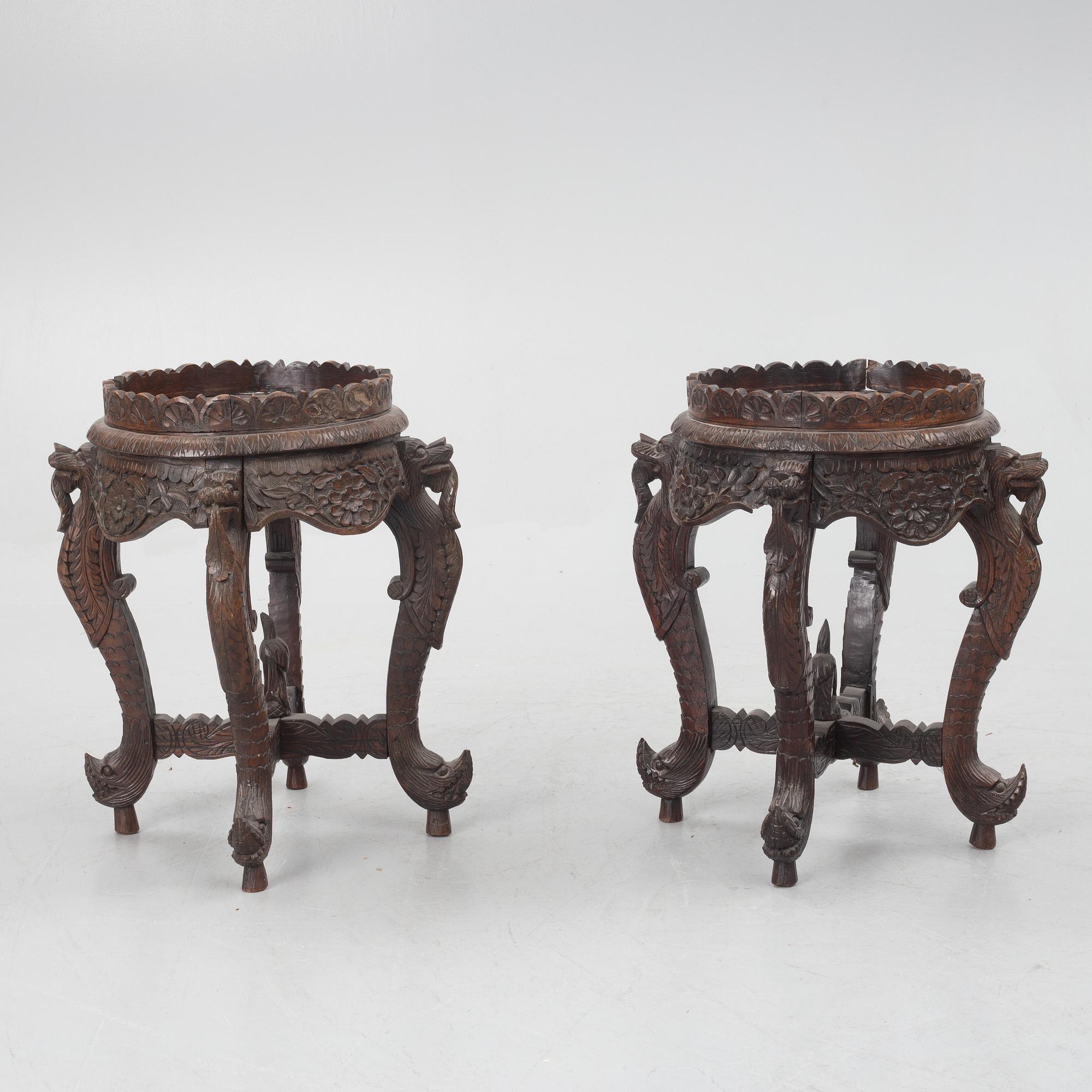 A pair of Japanese porcelain urns, first half of the 20th century, with pedestals.
