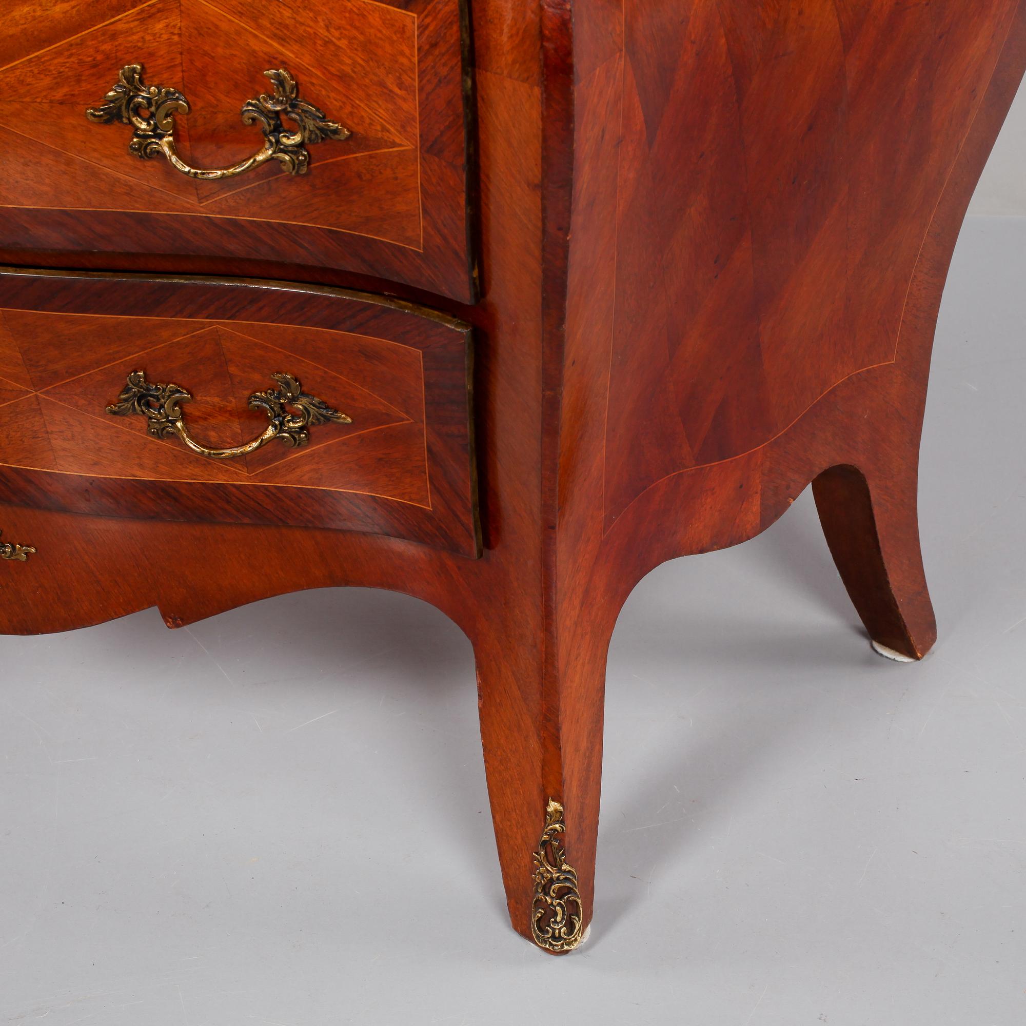 BYRÅ, rokokostil, omkring 1900-talets mitt.