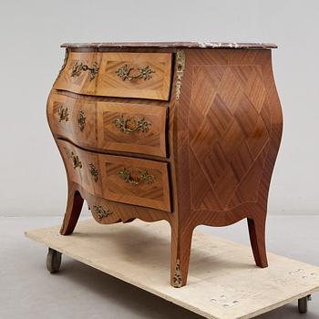 BYRÅ, rokokostil, omkring 1900-talets mitt.