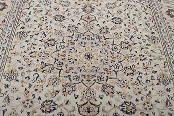 A Kashan carpet, c. 305 x 200 cm.