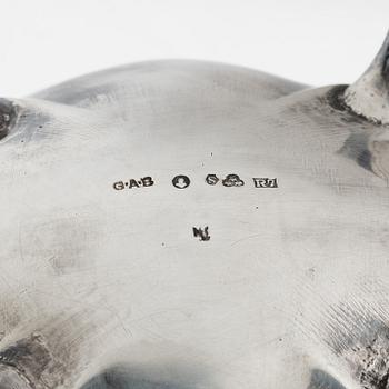Guldsmedsaktiebolaget (GAB), A Swedish Rococo style silver coffee pot, cream jug and sugar bowl, mark of GAB, Stockholm 1918-1919.