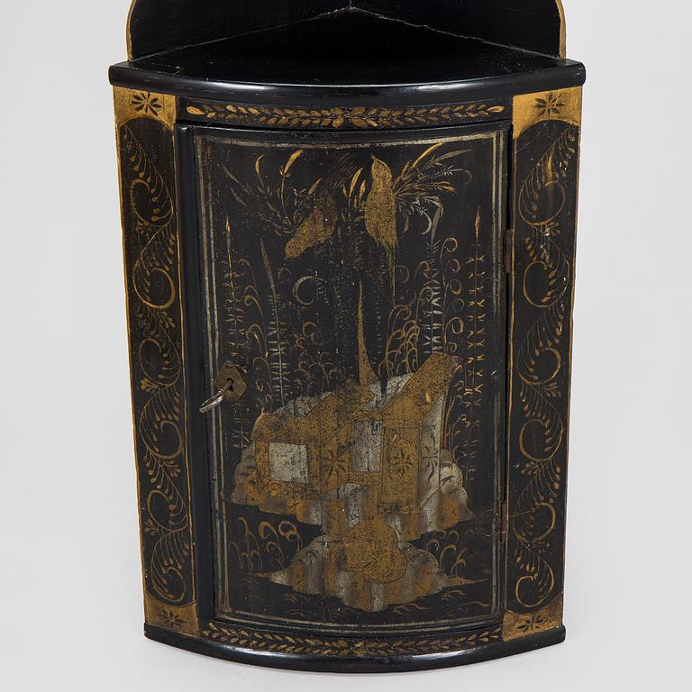 Corner cabinet with shelves, 18th/19th century.