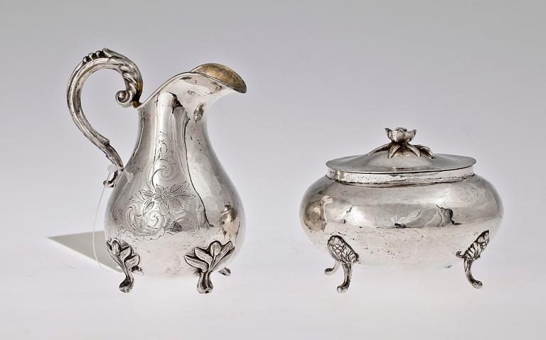 SOCKERSKRIN samt GRÄDDKANNA, silver, bla Sverige, sent 1800-tal.