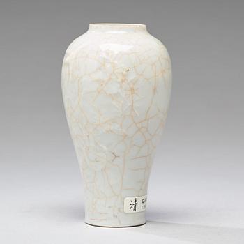 A 'ge' glazed vase, Qing dynasty, 18th century.