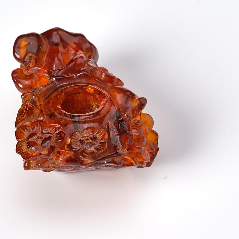 An amber brush washer and three miniature figurines, China, late Qing/early 20th Century.