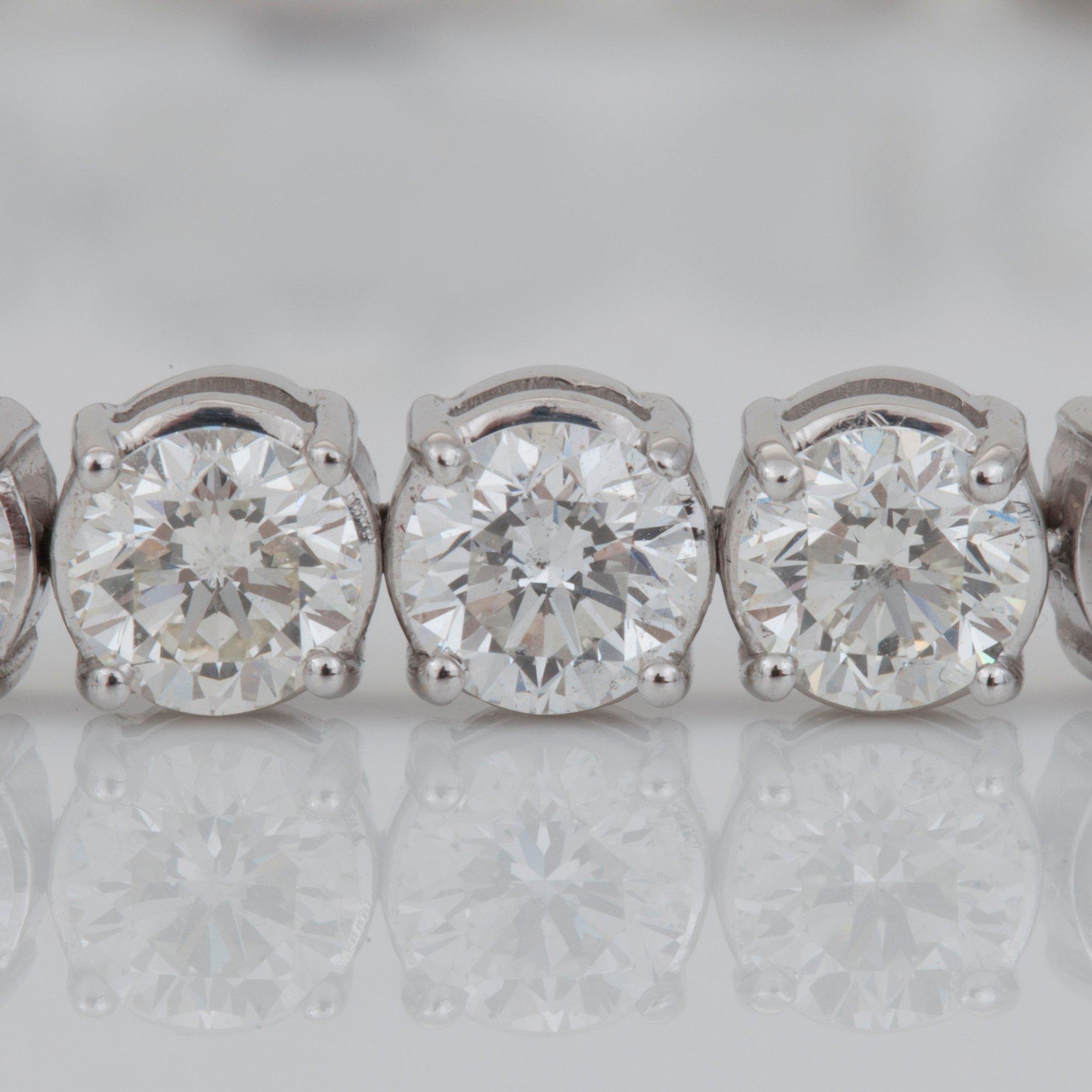 ARMBAND med briljantslipade diamanter totalt 11.73 ct. Kvalitet F-H/SI2 enligt certifikat från IGI.
