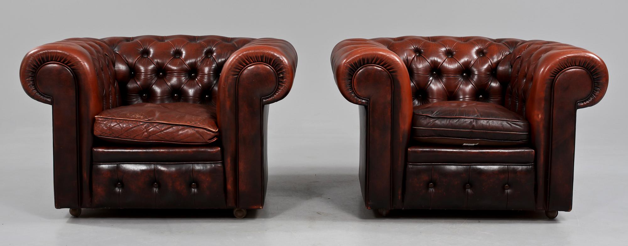 FÅTÖLJER, ett par, Chesterfield-modell, 1900-talets andra hälft.