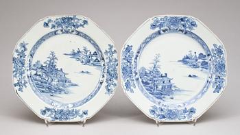 TALLRIKAR, 2 st porslin, Kina, Qianlong (1735-95).