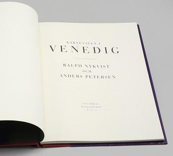 BOK, "Karnevalen i Venedig", Fotografier av Ralph Nykvist och Anders Petersen, ETC, Stockholm, 1991.