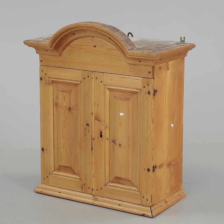 VÄGGSKÅP, allmoge, 1800-talets första hälft.