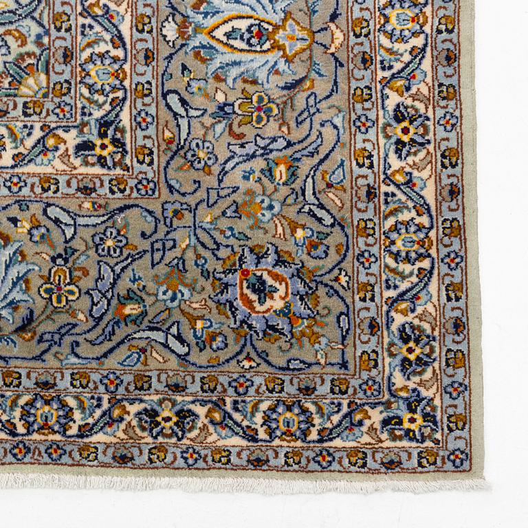 A signed Kashan carpet, approx. 436 x 314 cm.