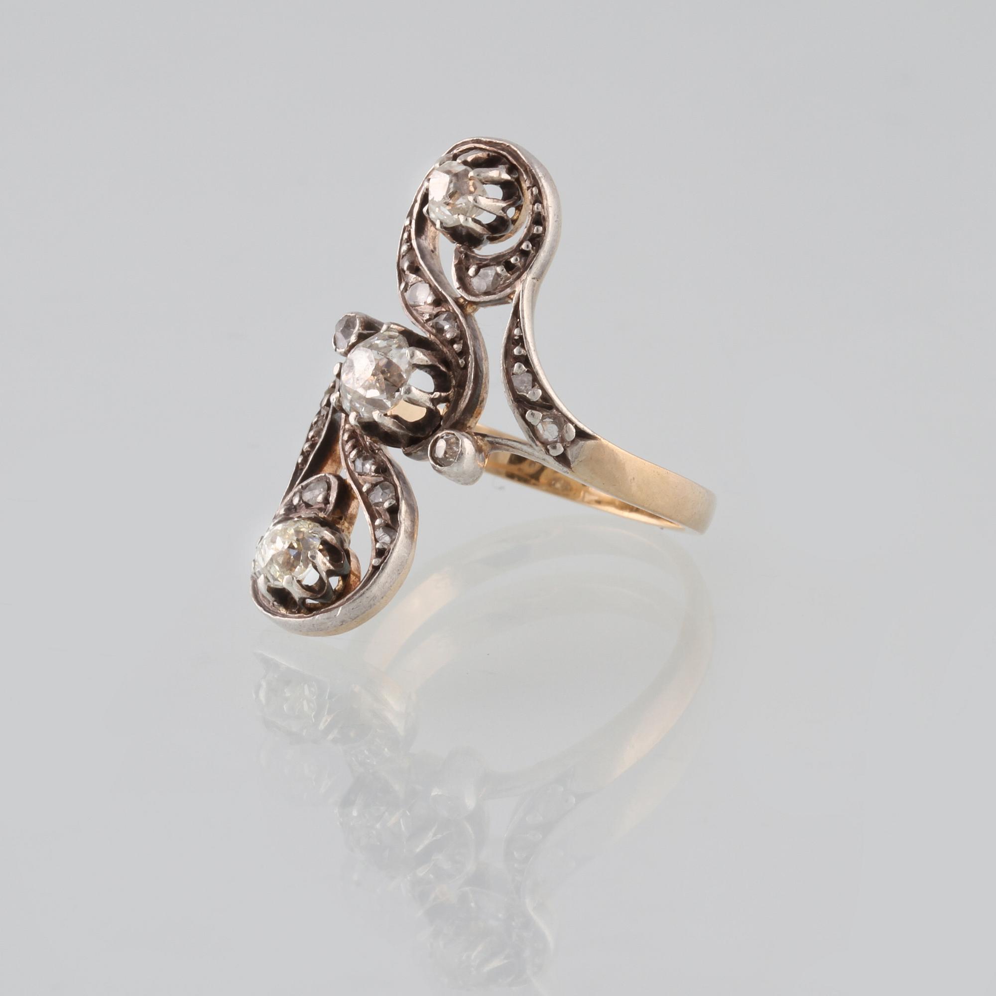 RING, 18K guld och silver med antik och gammalslipade diamanter. Vikt 6,1 gram.
