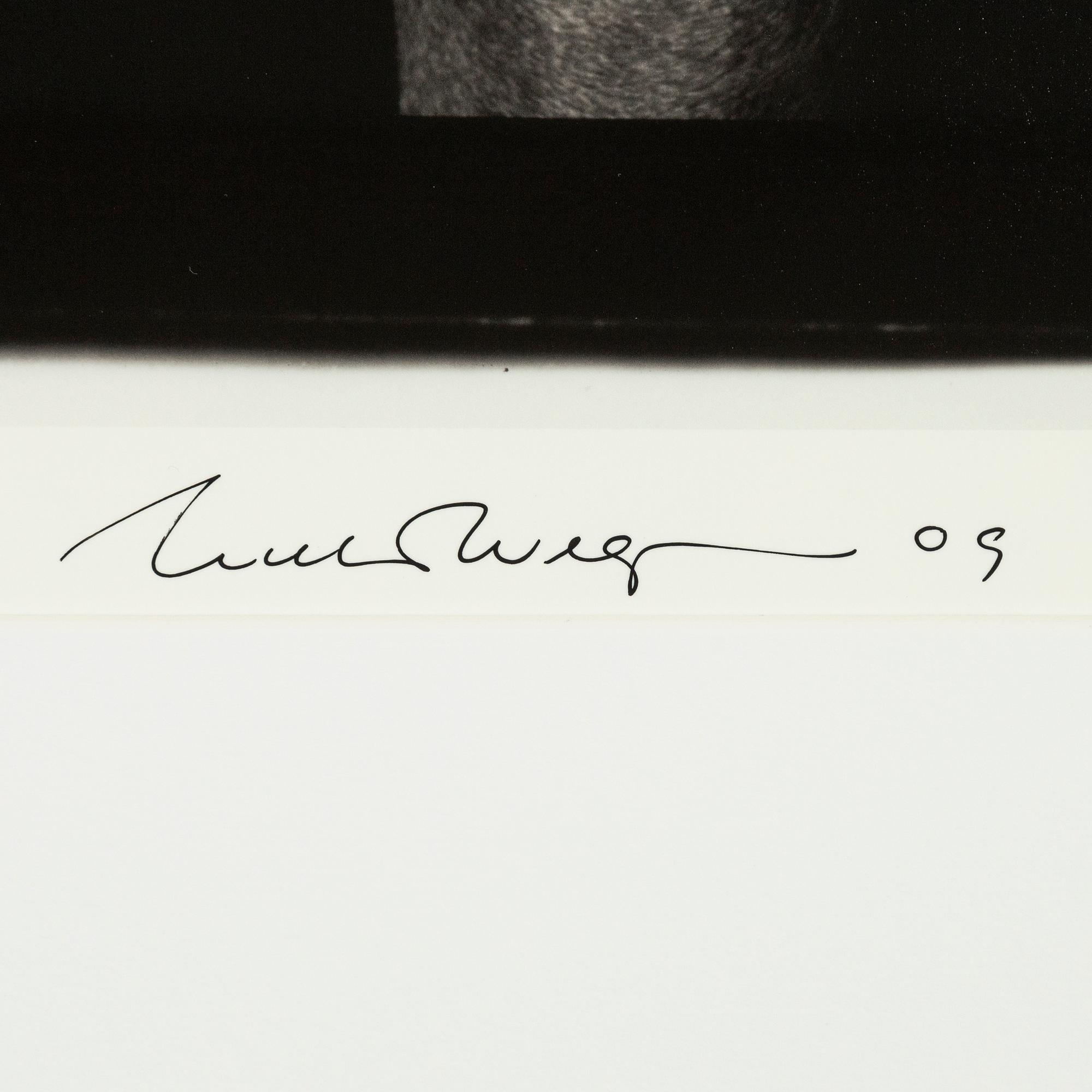 William Wegman, archival pigment print, 2009, signerat. Numrerat 113/1500 a tergo.