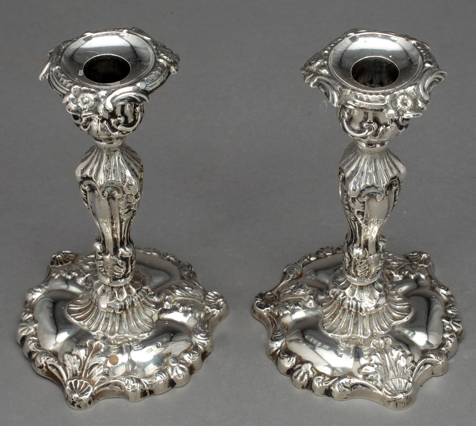 LJUSSTAKAR, ett par, rokokostil, silver. Tot ca 365 gram.