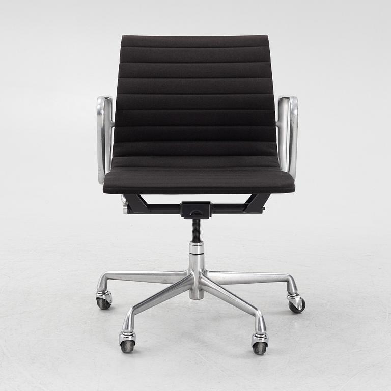 Charles & Ray Eames, swivel chair, 'EA 335', Herman Miller 1997.