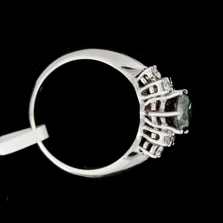 RING, 18k vitguld med färgad blågrön briljantslipad diamant ca1,17ct samt mindre diamanter tot ca0,28ct. Vikt ca5,4g.