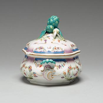 TERRIN med LOCK och FAT, porslin. Meissen, 1700-tal.