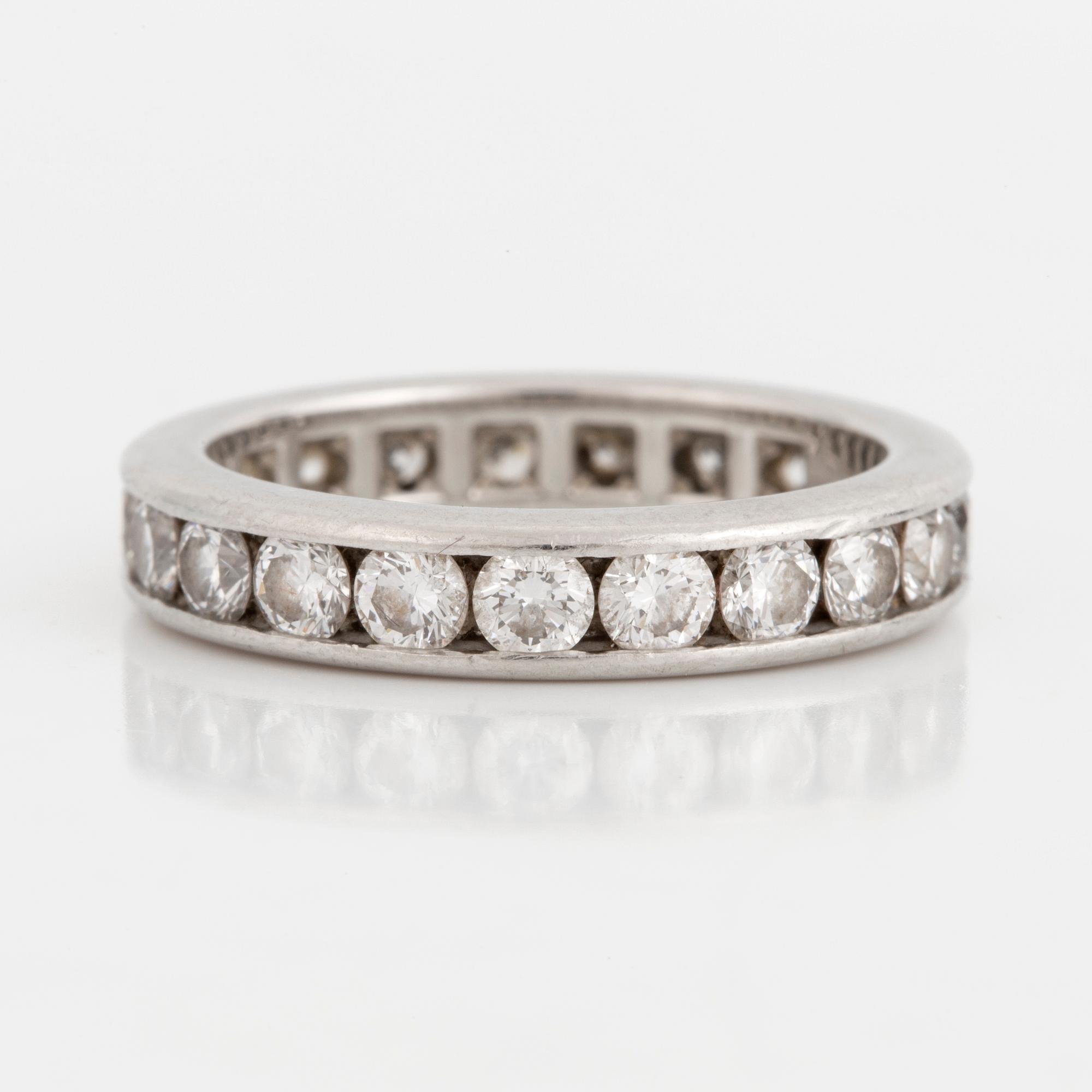 TIFFANY whole eternity ring, platinum with 20 diamonds approx 2 cts.