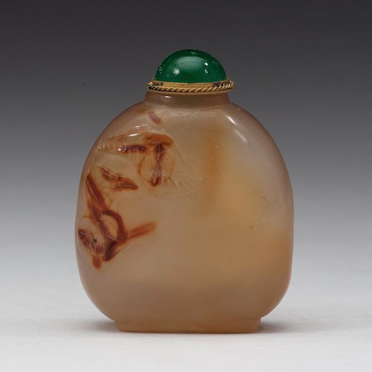 A Chinese carved agathe snuff bottle with stopper, presumably circa 1900.