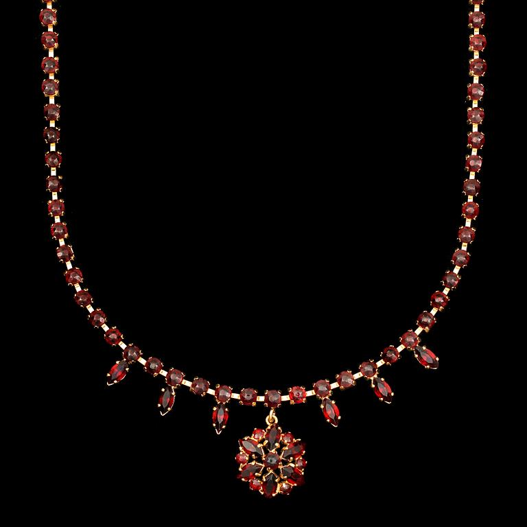COLLIER, förgyllt silver samt granater, 1900-talets början.
