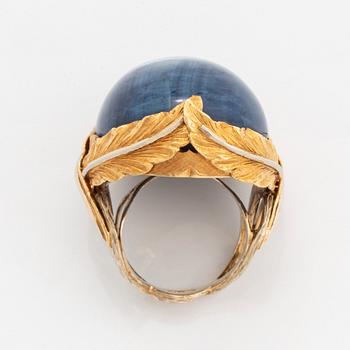 A Tina Karlsson ring in 18K gold set with a cabochon-cut sapphire.