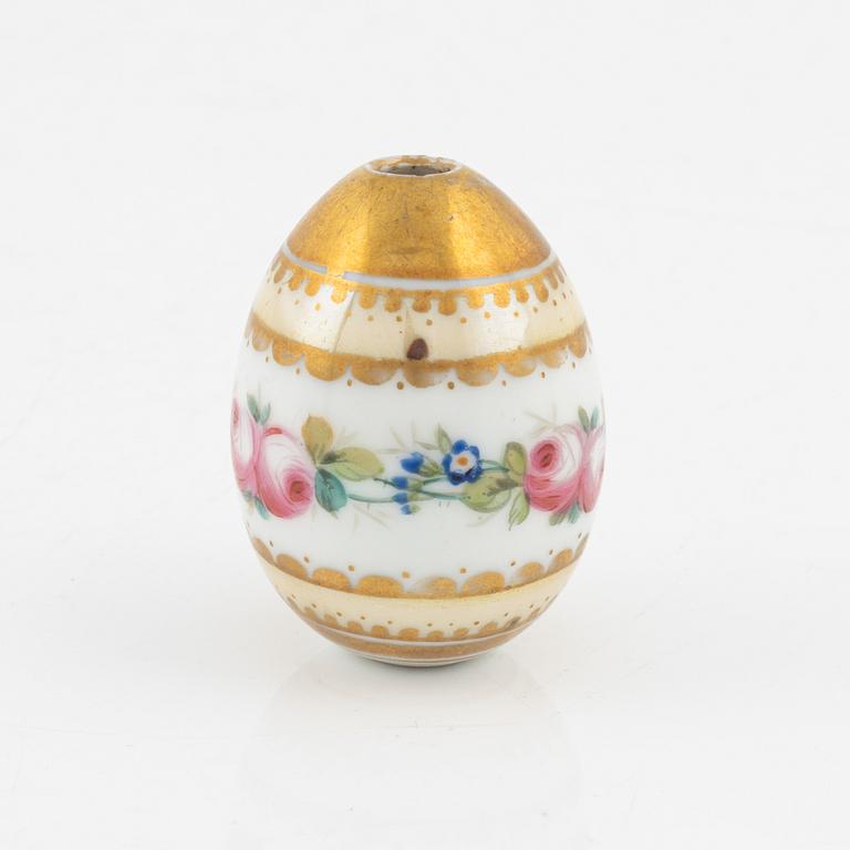 A porcelain egg, Russia, second half of the 20th century.