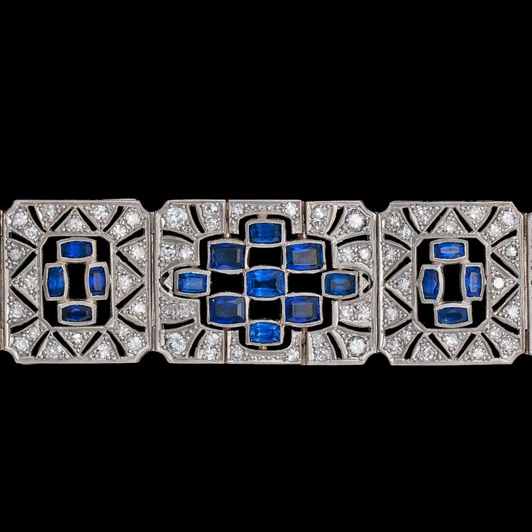 An Art Deco diamond and blue sapphire bracelet, tot. app 10 cts/ resp. 25 cts. 1930's.