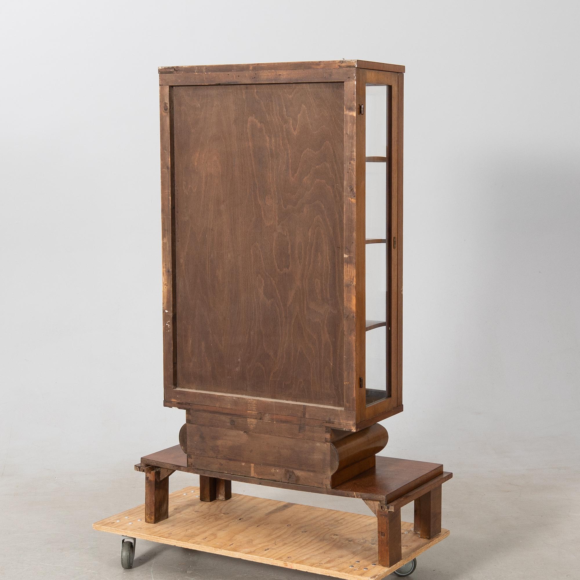Vitrinskåp, Art Deco 1900-talets första hälft.