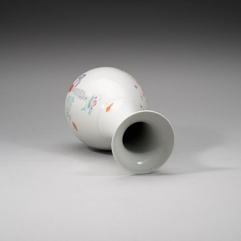 A Chinese famille rose vase, early 20th Century.