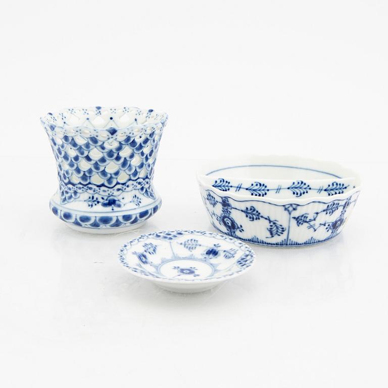 Service 92 dlr "Musselmalet" rifled, full and half laced Royal Copenhagen Denmark porcelain 1954-1973.