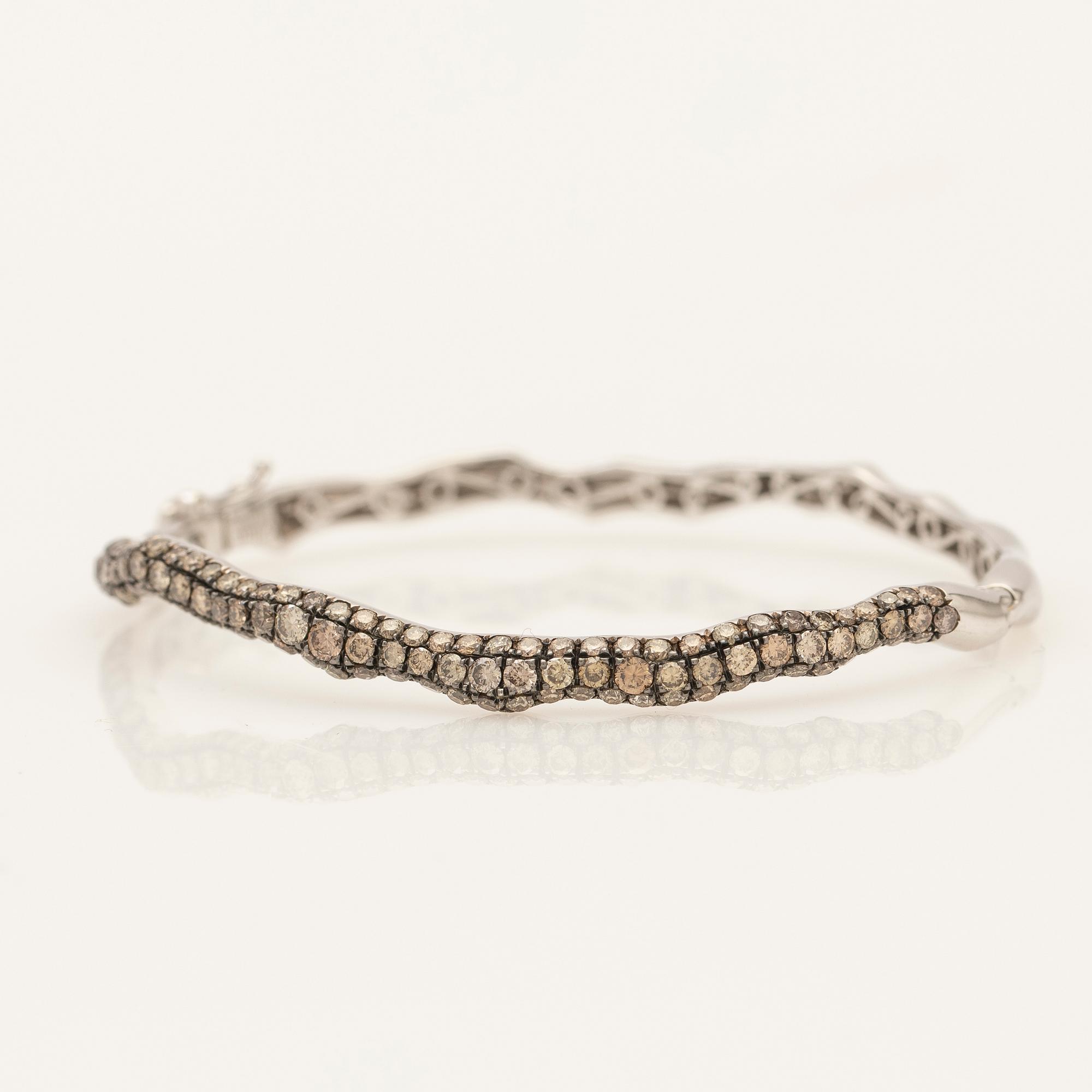 Bracelet, set with brilliant-cut diamonds and white gold.