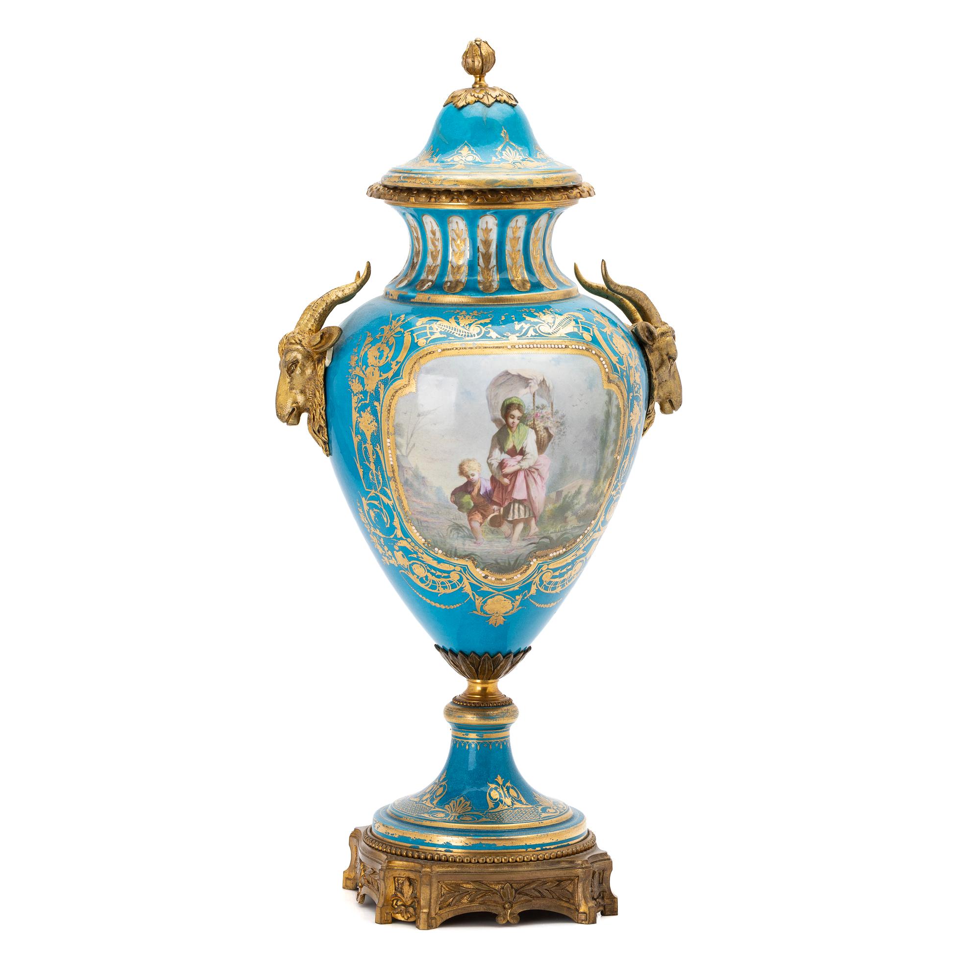 Urna med lock, porslin, Sevres-liknande märkning, omkring år 1900.