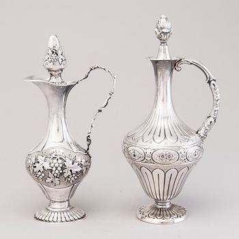 VINKANNOR, 2 st, silver, den ena med italiensk stämpel, båda med finska kontrollstämplar från tidigt 1970-tal.