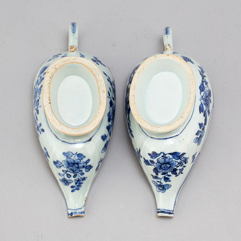 A pair of blue and white export porcelain sauce boats, Qing dynasty, Qianlong (1736-95).