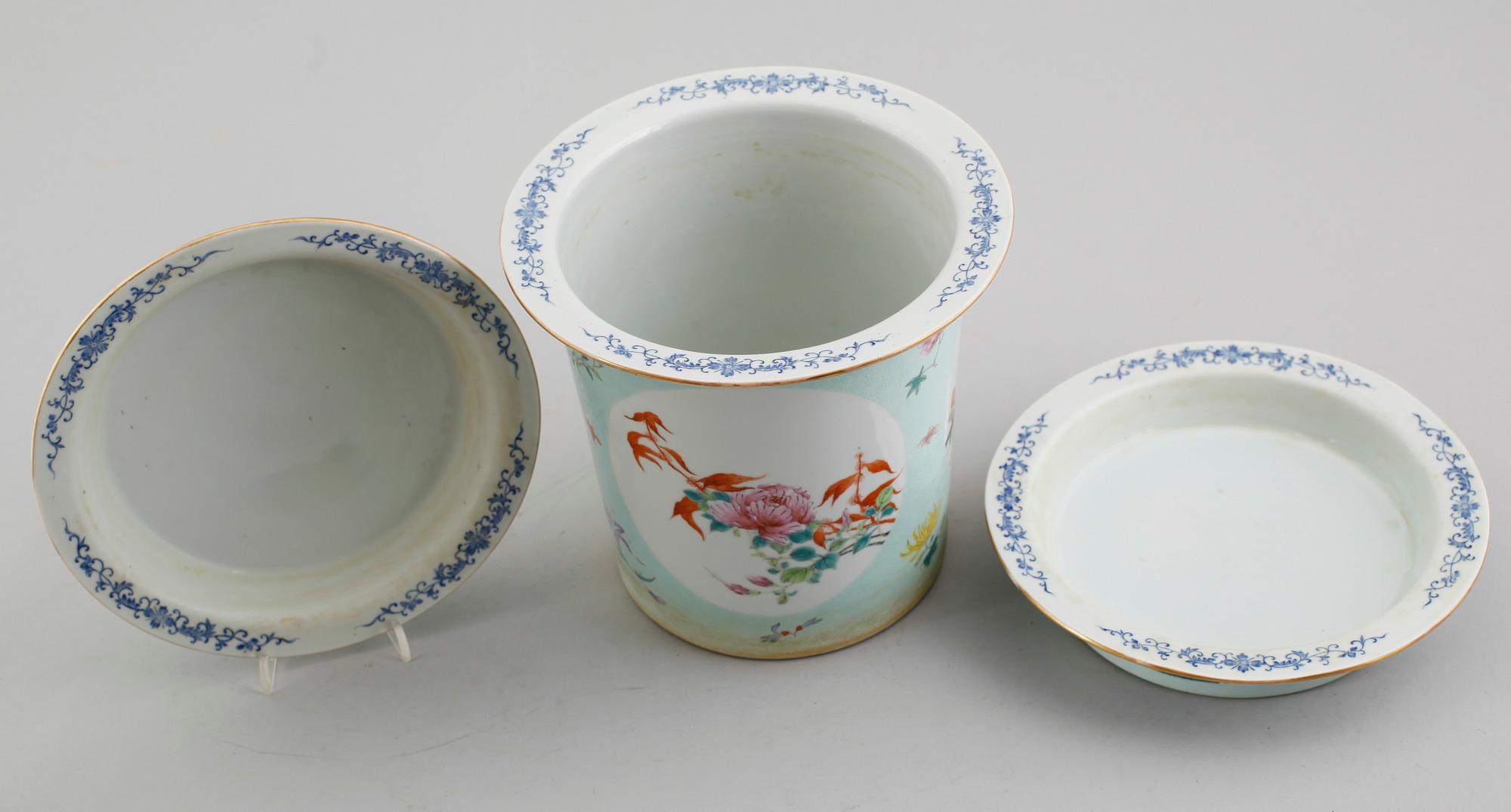 YTTERFODER samt 2 fat, porslin, Kina, 1900-tal.