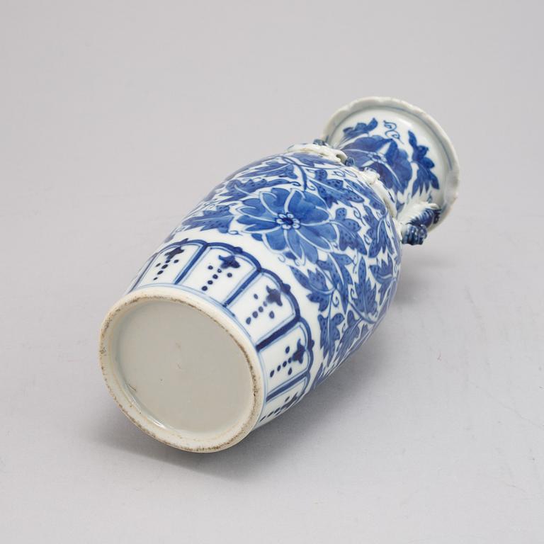 A Chinese blue and white porcelain vase, Qing dynasty, 19th century.