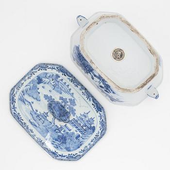 A blue and white tureen, Qing dynasty, Qianlong (1736-95).