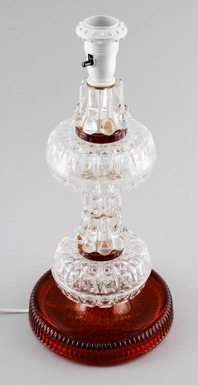 BORDSLAMPA, glas, signerad Gustaf Leek, 1900-talets andra hälft.