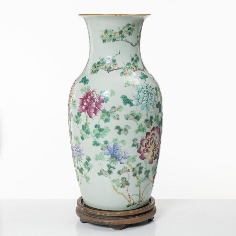 A Chinese famille rose porcelain 'phoenix' vase, late Qing dynasty / early 20th century.