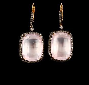 ÖRHÄNGEN, ett par, 8k guld med checkerslipade rosakvarts, 41.03 ct samt fasettslipade diamanter, 1.27 ct. Vikt 15 g.