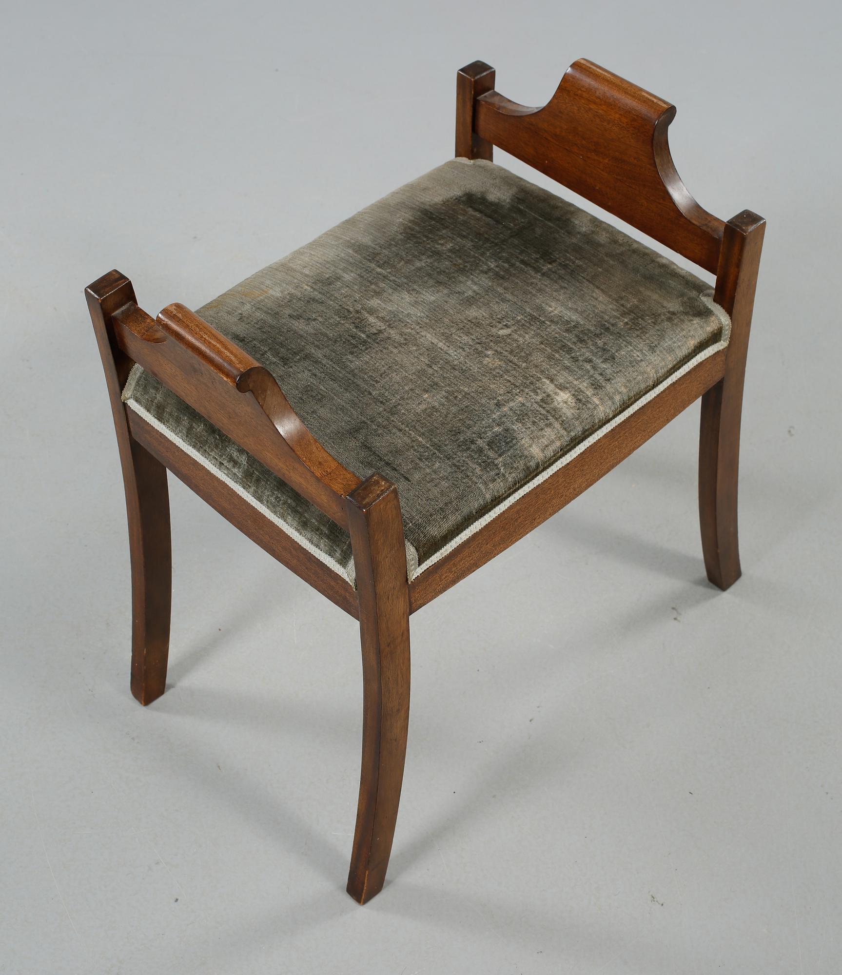 TABURETT, Karl Johan-stil, 1900-talets första hälft.