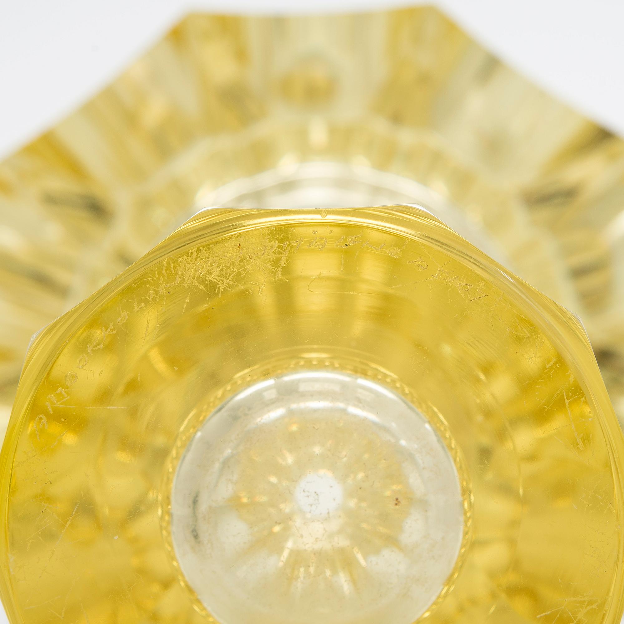 Aimo Okkolin, vas, "Fyr", signerad Aimo Okkolin, Riihimäen Lasi Oy.